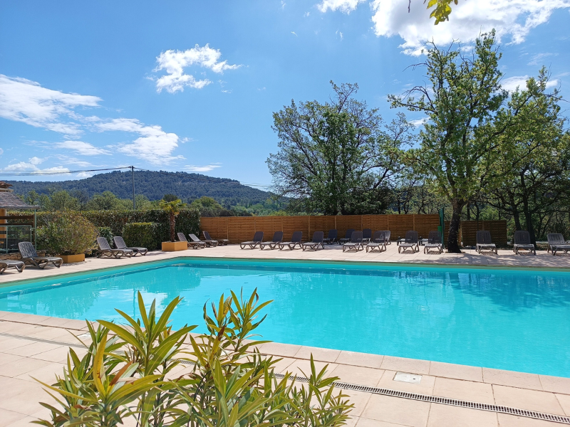 Camping à Saint-Saturnin-lès-Apt (Luberon)• Vaucluse • Mobil-home Confort 3 chambres 6 personnes 32m²